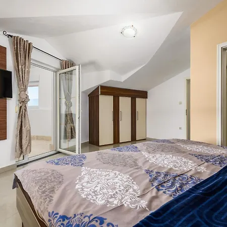 Awesome In Valtursko Polje With Kitchen * Valtura