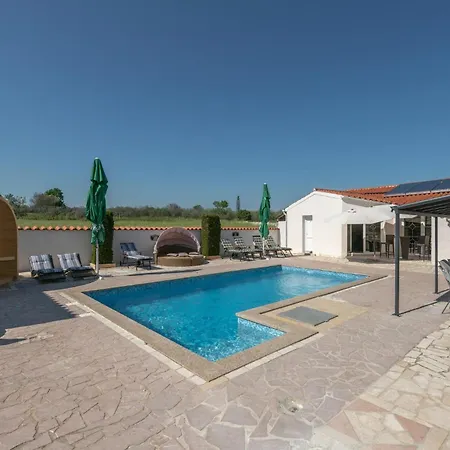 Casa vacanze Awesome In Valtursko Polje With Kitchen