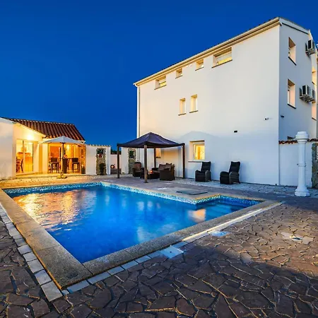 Hébergement de vacances Belle Maison à Valtursko Polje Avec Sauna *